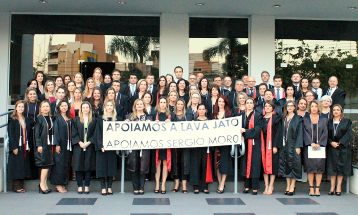 AMAPAR reúne mais de 90 magistrados na sede da entidade para ato em defesa da independência do Poder Judiciário 